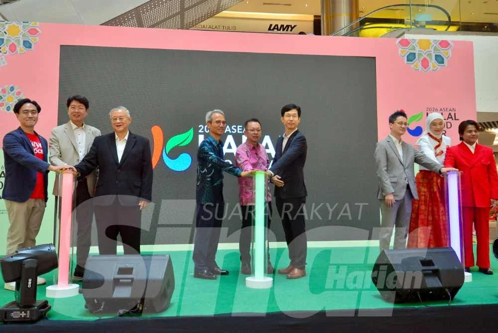 Foong Hin (tengah) merasmikan Pesta Makanan K-Halal ASEAN 2026 di pusat membeli-belah terkemuka 1Utama pada Jumaat. Foto Sinar Harian - ASRIL ASWANDI MOHD SYUKUR