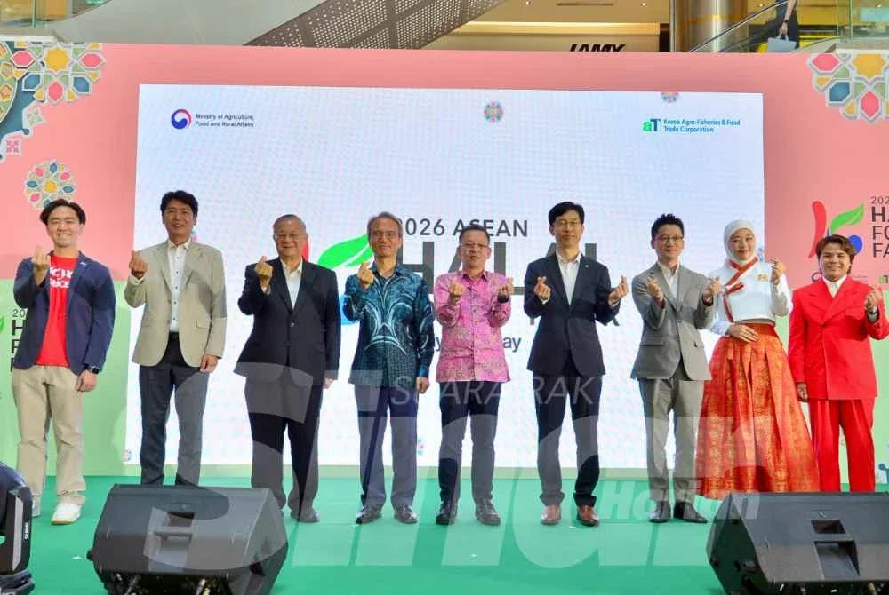 Foong Hin (tengah) bergambar bersama tetamu kenamaan selepas merasmikan Pesta Makanan K-Halal ASEAN 2026 di pusat membeli-belah terkemuka 1Utama pada Jumaat. Foto Sinar Harian - ASRIL ASWANDI MOHD SYUKUR