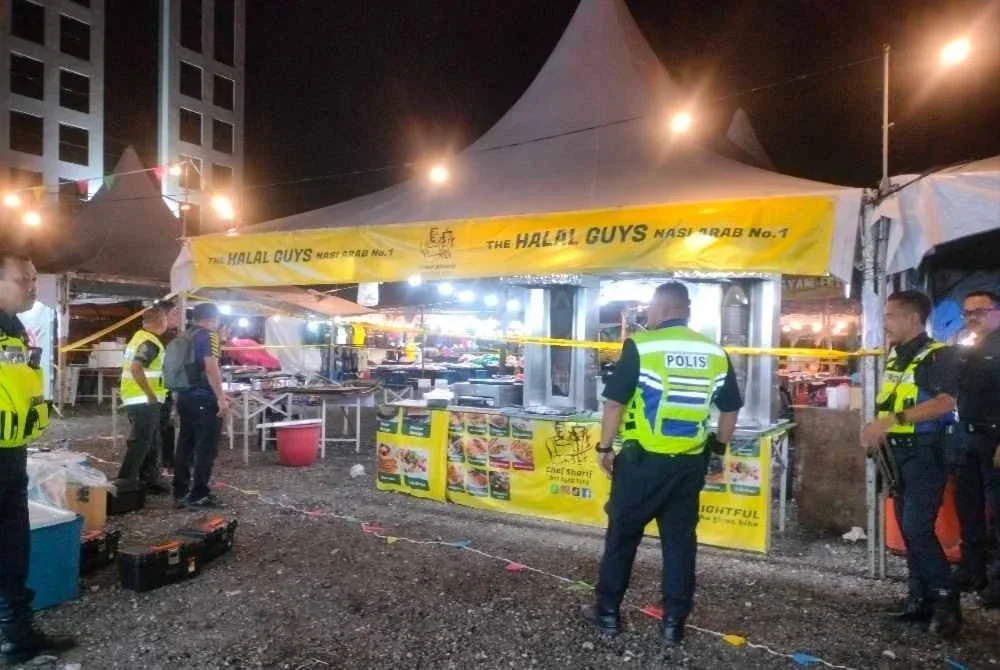 Anggota polis membuat siasatan di lokasi kejadian.