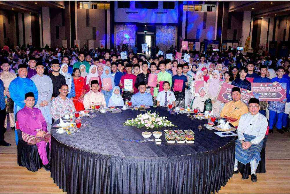 Amirudin (tengah) bergambar pada Program Tuisyen Rakyat Selangor (PTRS) dan Program Didik Kasih (PDK) 2026. Foto Bernama
