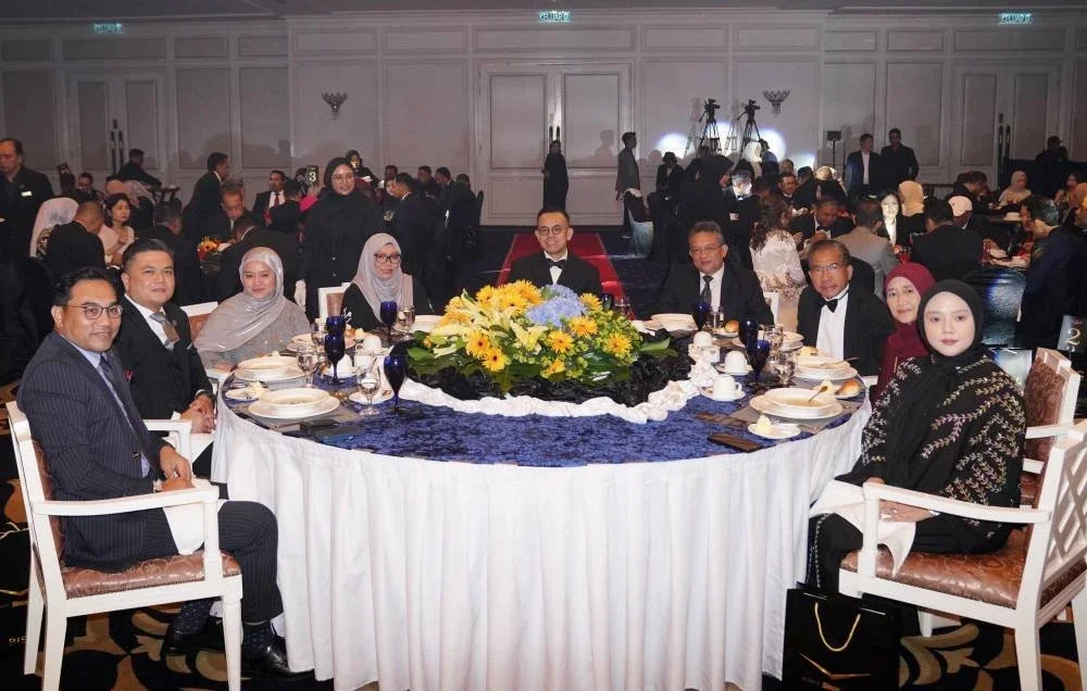 Menteri Pembangunan Usahawan dan Koperasi, Steven Sim Chee Keong (tengah) bergambar bersama penerima anugerah termasuk Mohammad Azwan (kiri) pada Malam Bisnes Sinar Awards (BISA) 2026 di Hotel Royale Chulan Damansara, Petaling Jaya.