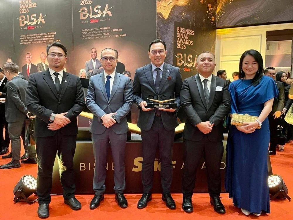 Dari kiri: Ketua Bahagian Pengalaman Pelanggan dan Transformasi Digital EON Berhad, Afiq Rashid; Ketua Bahagian Komunikasi Strategik Kumpulan DRB-HICOM, Cairil Irwan Amir; Ketua Pegawai Operasi Peruncitan Automotif, Mohammad Azwan; Ketua Pegawai Jualan Korporat Pengedaran Automotif EON Berhad, Shamsul Haq dan Ketua Pemasaran EON Berhad, Norafida Ramlee bergambar ketika menghadiri majlis BISA 2026.