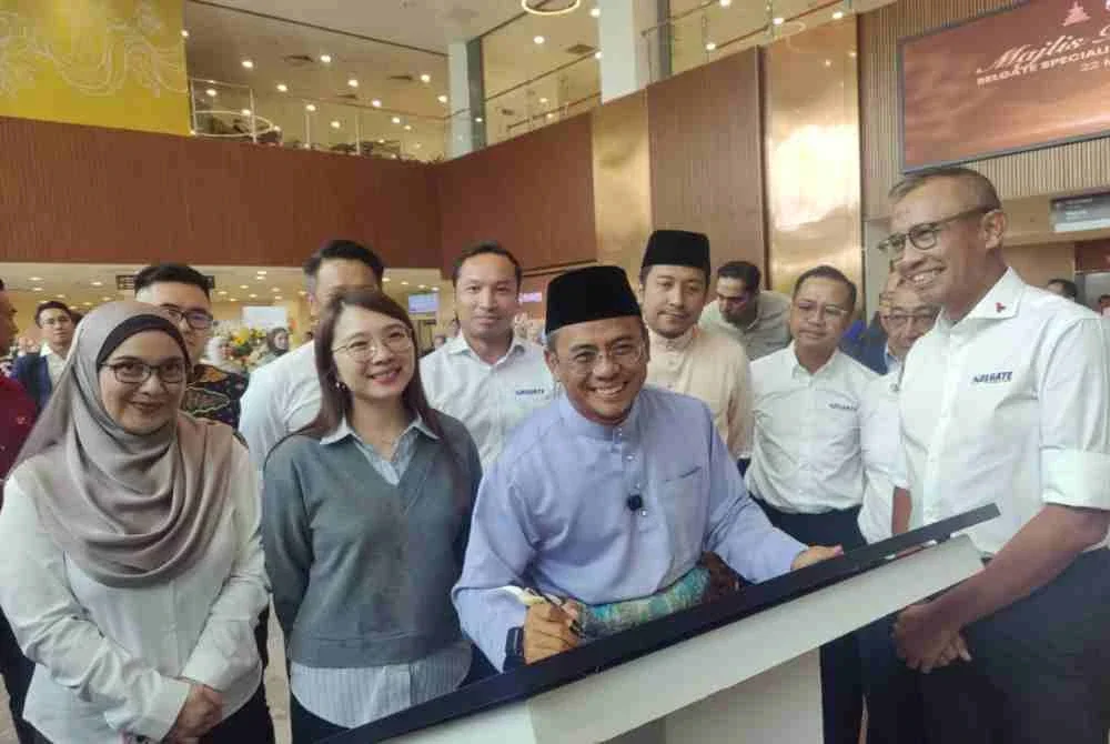 Amirudin menandatangani plak semasa Majlis Perasmian SSH Rawang pada Jumaat.