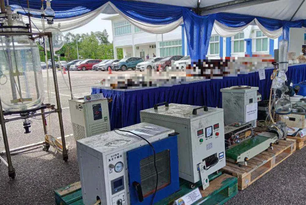 Alatan memproses dadah yang dirampas daripada sindiket.