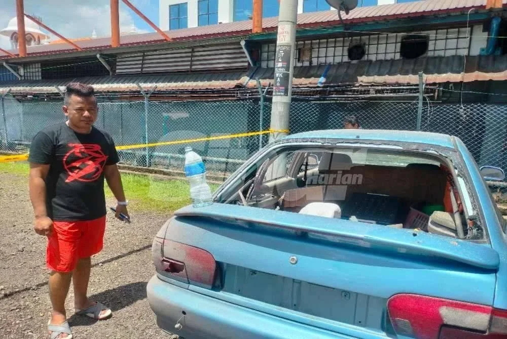 Salah sebuah kenderaan peniaga yang mengalami kerosakan.