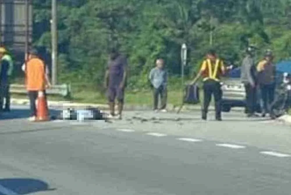 Gambar tular memaparkan keadaan kemalangan membabitkan sebuah motosikal dan kereta di sini pada Jumaat.