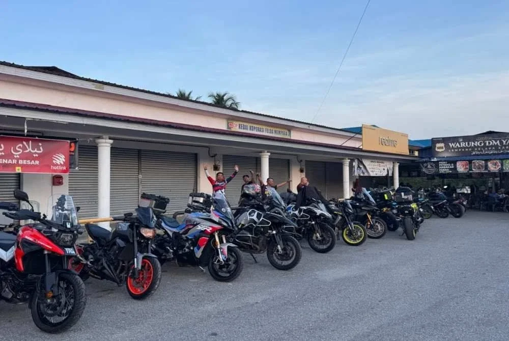 Singgah di Felda Mempaga pekena roti canai kari kambing.