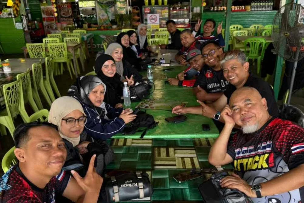 Berhenti makan tengahari di Kuala Kurau. Cuaca panas terik.