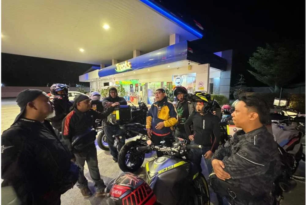 Berkumpul di Petron NKVE jam 4.30 pagi sebelum memulakan perjalnan ke Kota Bharu.