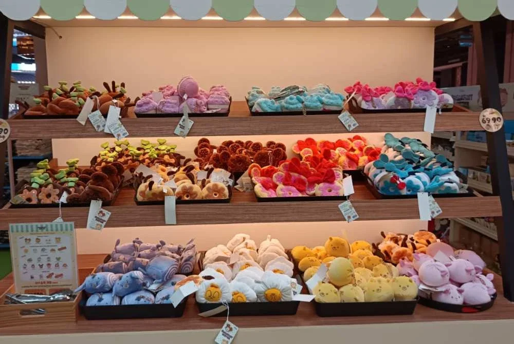 Pelbagai pilihan koleksi plushie boleh dibeli pengunjung di Breakfast Market Pop-Up Store.
