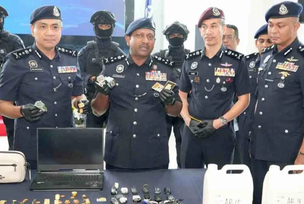 Hussein (tiga dari kiri) menunjukkan pelbagai barang dan aset yang dirampas melibatkan sindiket pengedaran furanyl fentanyl. Foto: JSJN