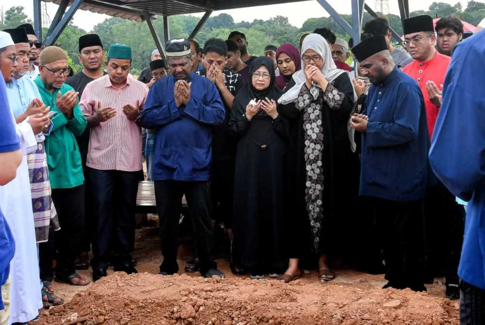 Timbalan Ketua Polis Negara, Tan Sri Ayob Khan Mydin Pitchay (empat dari kiri) mengaminkan doa ketika hadir memberi penghormatan terakhir kepada jenazah Allahyarham Adli Hakim Akberdin anak kepada peguam, Datuk Akberdin Abdul Kader (lima dari kiri) yang maut bersama dua lagi rakannya dalam kemalangan awal pagi tadi di Lebuhraya Karak menghala ke Kuala Lumpur selepas selesai pengkebumian di Tanah Perkuburan Islam Seksyen 21 Shah Alam. Foto Bernama