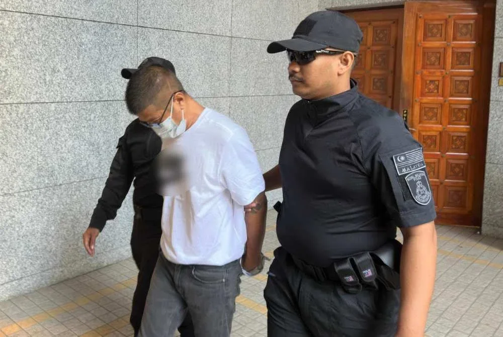Kok Wah yang memakai baju-T berwarna putih dibawa ke Mahkamah Majistret Putrajaya pada Jumaat bagi menghadapi pertuduhan kes.