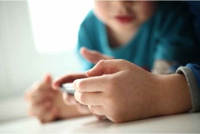 Anak-anak perlu diajar tidak semua 'kawan online' itu selamat. Mereka mesti memahami bahaya berkongsi gambar peribadi, lokasi dan maklumat keluarga. Foto hiasan