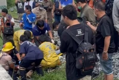 Seorang penunggang motosikal cedera parah selepas dipercayai dirempuh kereta api ketika membuang air kecil berhampiran landasan di Jalan Kamphaeng Phet 7, kawasan Makkasan pada Isnin. Foto: Agensi