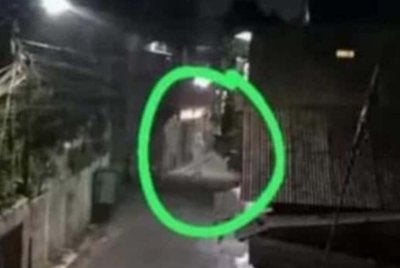 Gambar dan video mengenai sosok menyerupai pocong yang tular. Foto: Agensi 