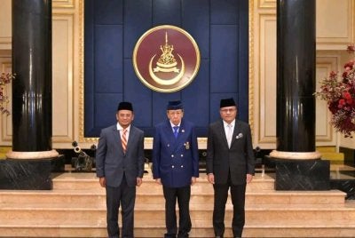 Sultan Sharafuddin (tengah) berkenan menerima menghadap Amirudin (kanan) dan Mohd Dusuki di Istana Alam Shah, Klang.