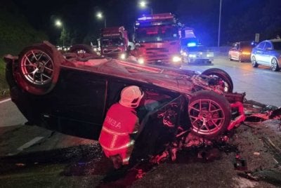 Anggota BBP Selayang dikejarkan ke lokasi kemalangan maut di KM34 Lebuhraya Karak pada Jumaat. Foto: JBPM Selangor