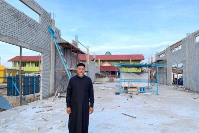 Wan Fakhrulrazi menunjukkan dewan serbaguna yang sedang dibina pihak masjid untuk kemudahan komuniti. Foto: Masjid An-Nur