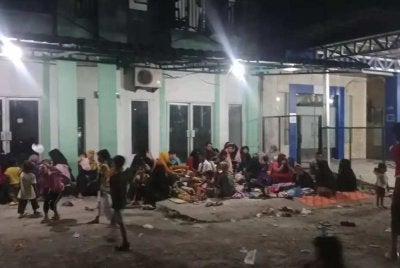 Ratusan pelarian Rohingya bermalam di pejabat agensi itu bagi menuntut jawapan berhubung tindakan berkenaan. Foto: Agensi