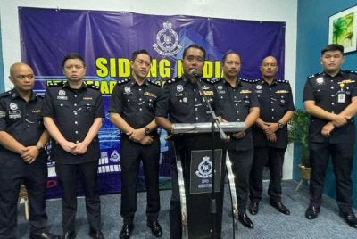 Jasni (tengah) pada sidang media di Ibu Pejabat Polis Daerah Sentul.