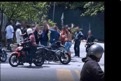 Video tular memaparkan kejadian pergaduhan sekumpulan individu di Sentul Raya pada Rabu. 