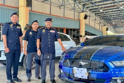 Zulkifly (kanan) menunjukkan Ford Mustang yang tidak memperbaharui cukai jalan sejak tahun 2022.