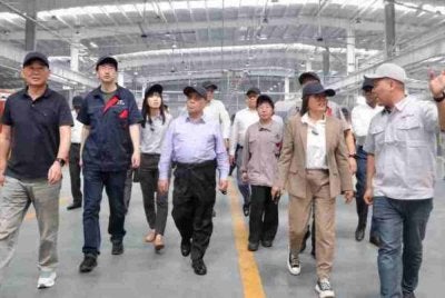 Saarani (tengah) mengetuai kunjungan delegasi kerajaan negeri ke syarikat Yantai Yatong Precision Mechanical Technology di Changshu, Suzhou, China, Khamis lalu. Facebook Saarani Mohamad