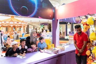 Karnival tersebut turut menampilkan empat stesen permainan pesta ria tradisional, zon arked serta bengkel seni dan kraf kreatif yang dibuka kepada orang ramai.