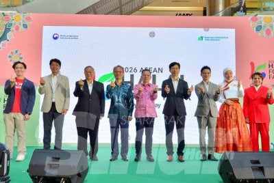 Foong Hin (tengah) bergambar bersama tetamu kenamaan selepas merasmikan Pesta Makanan K-Halal ASEAN 2026 di pusat membeli-belah terkemuka 1Utama pada Jumaat. Foto Sinar Harian - ASRIL ASWANDI MOHD SYUKUR