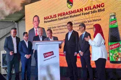 Aminuddin (empat dari kanan) merasmikan Kilang Mahsuri Food Sdn Bhd di Bandar Baru Enstek pada Jumaat.