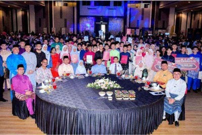 Amirudin (tengah) bergambar pada Program Tuisyen Rakyat Selangor (PTRS) dan Program Didik Kasih (PDK) 2026. Foto Bernama