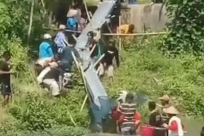 Tidak sampai ke sungai lagi ikan itu habis ditangkap penduduk. Foto Agensi
