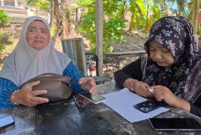 Nor Atheerah (kanan) bersama ibunya, Masjida Yanti ketika ditemui Sinar Harian pada Jumaat.