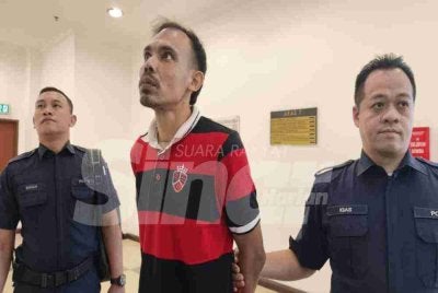 Mohamad Fadwan yang memakai baju-T berwarna merah berbelang hitam, dibawa ke Mahkamah Sesyen dan Majistret Shah Alam pada Jumaat bagi menghadapi pertuduhan melakukan amang seksual, mengurung dan mencederakan remaja lelaki minggu lalu.