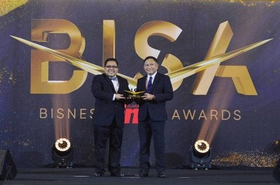 PAAB menerima Anugerah Kelestarian Pendidikan dan Komuniti Korporat sempena BISA 2026 yang disampaikan oleh Ketua Pengarang Sinar Harian, Zamri Rambli kepada Rozaifee (kanan).