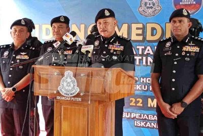 Chuan Huat (dua dari kanan) semasa sidang akhbar di IPD Iskandar Puteri pada Jumaat.