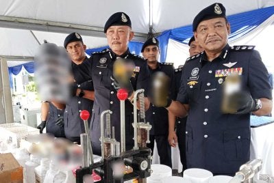 Chuan Huat (tengah) menunjukkan dadah yang dirampas pada sidang akhbar di IPD Iskandar Puteri.