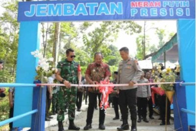 Perasmian jambatan pendek itu berlangsung meriah.-Agensi