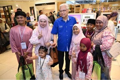 Ismail (tengah) bersama YKM salur bantuan khas Pesta Kaamatan, Hari Gawai kepada penerima bantuan yayasan itu.