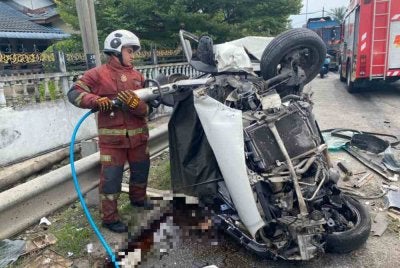 Keadaan kereta mangsa yang terlibat kemalangan dengan sebuah treler di Bulatan Pulau Carey menghala ke Kampung Sawah, Jenjarom, Teluk Panglima Garang pada Jumaat.