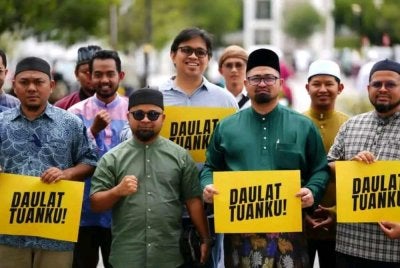 Mohamed Sukri (dua dari kanan) bersama Pemuda Pas Selangor menunjukkan poster 'Daulat Tuanku' di pekarangan Masjid Sultan Salahuddin Abdul Aziz Shah.