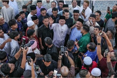 Anwar beramah mesra bersama jemaah selepas menunaikan solat Jumaat di Masjid Al-Muttaqin, Wangsa Maju pada Jumaat. Foto Bernama