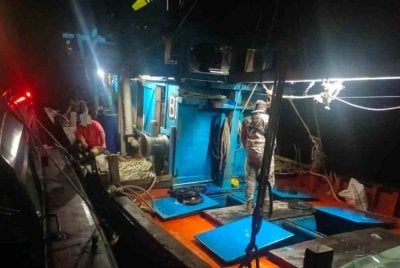Vesel nelayan tempatan ditahan bersama empat kru ditahan kerana menangkap ikan berdekatan persisiran pantai pada awal pagi Jumaat.