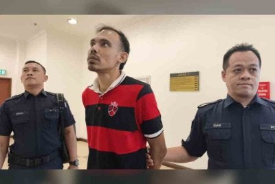 Mohamad Fadwan (tengah) mengaku di Mahkamah Sesyen dan Majistret Shah Alam pada Jumaat, bahawa dia telah merompak, mencuri motosikal, menyamar polis dan kes dadah.