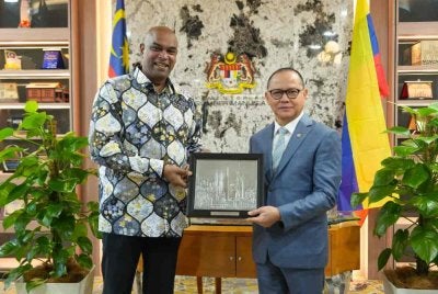 Ramanan (kiri) dan Mukhtarudin ketika kunjungan hormat di Kesuma, Putrakjaya pada Jumaat. Foto: Facebook Ramanan Ramakrishnan Official Media