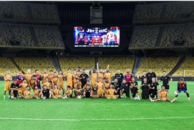 Kuching City FC enggan menghampakan penyokong yang terbang dari Sarawak bagi menyaksikan perlawanan akhir Piala Malaysia menentang JDT malam ini. FOTO: Kuching City