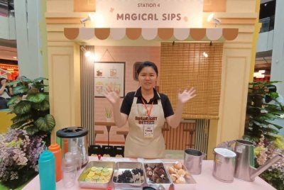 Pengunjung boleh melihat secara langsung pesanan disediakan di stesen Magical Sips.