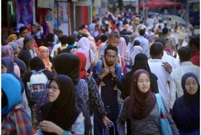 Dalam berhadapan dengan kemelut ekonomi yang semakin mencabar, kita boleh memilih untuk berusaha lebih gigih mencari nafkah untuk menyara keluarga daripada membiarkan kita hanyut dalam naratif politik. Gambar hiasan 