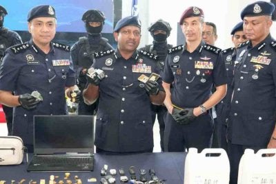 Hussein (tiga dari kiri) menunjukkan pelbagai barang dan aset yang dirampas melibatkan sindiket pengedaran furanyl fentanyl. Foto: JSJN